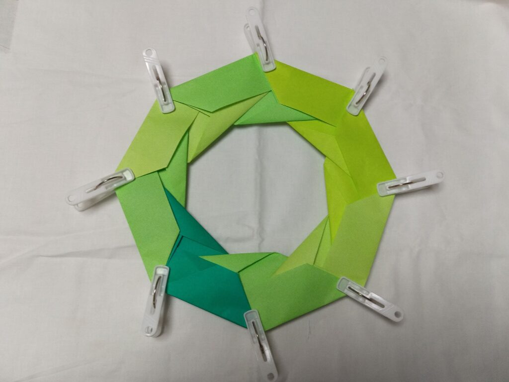 折り紙で8枚で作るリースの作り方